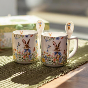 Набір подарункових чашок порцелянових Garden Rabbits 2 штуки по 300 мл із ложками HP-7323-3. Photo 2